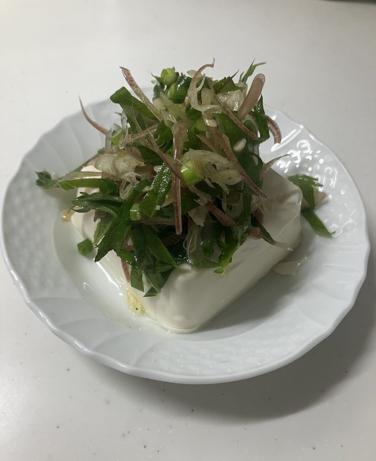 冷奴に薬味をたっぷりのせて